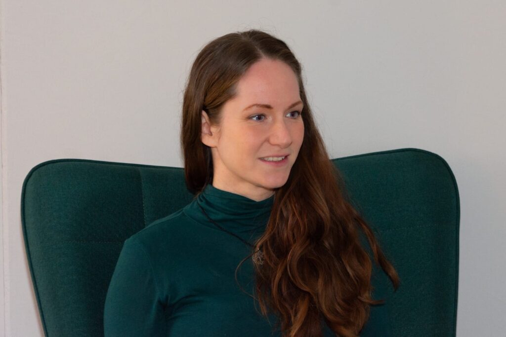 Julia Thiele im Behandlungsraum, bereit für ein Gespräch