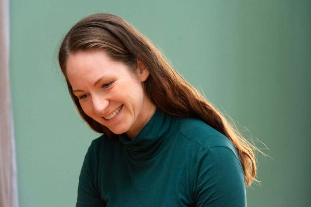 Julia Thiele, Körpertherapeutin aus Dresden, lachend